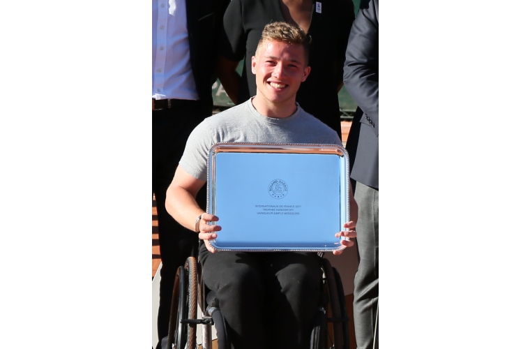 Alfie Hewett holding Roland Garros winners trophy