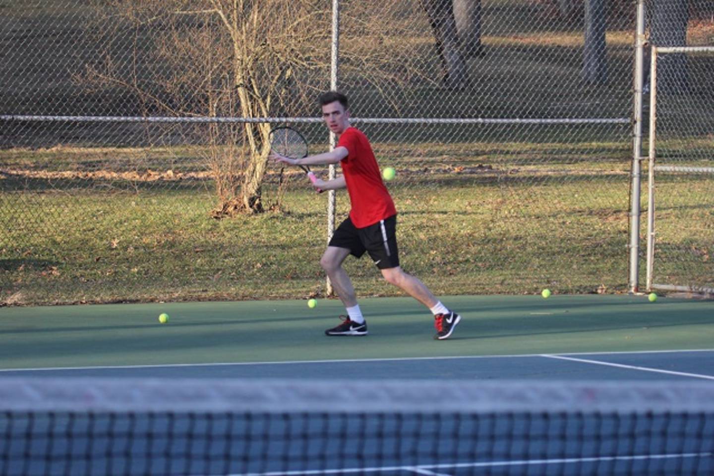 Jack Clifton, deaf tennis player training on court