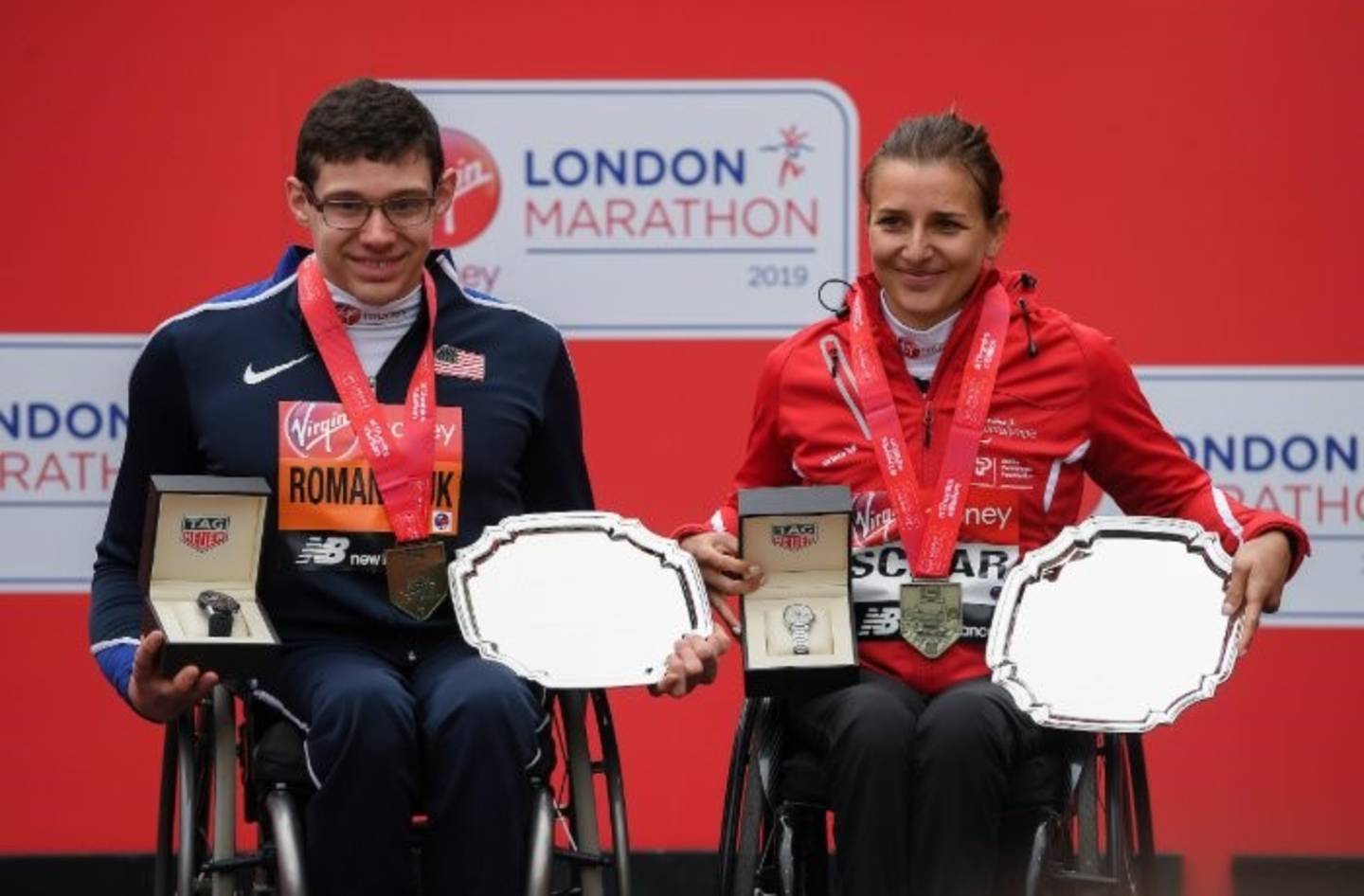 Daniel Romanchuk (left) and Manuela Schär (right) on podium at 2019 Virgin Money London Marathon