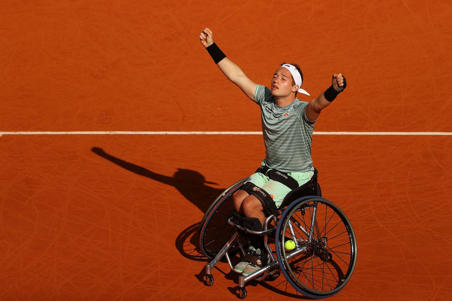 Alfie Hewett cheering on tennis court