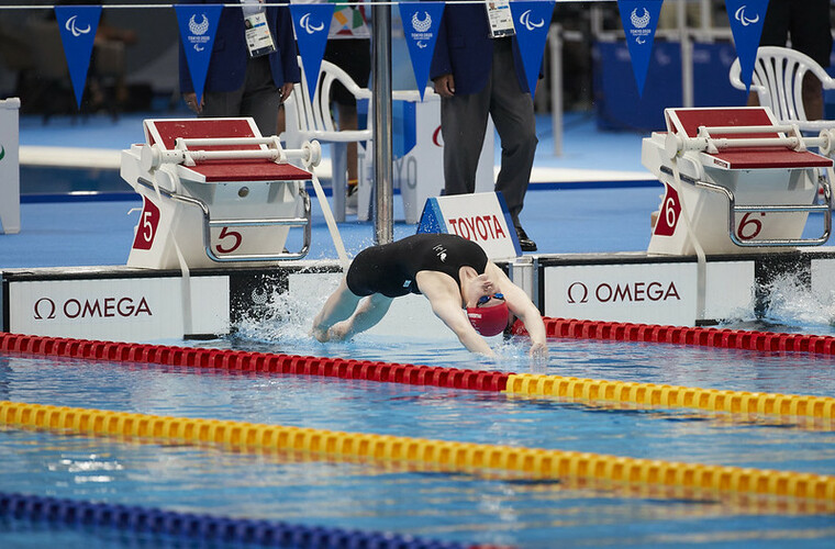 Para swimmer Hannah Russell 100m backstroke S12