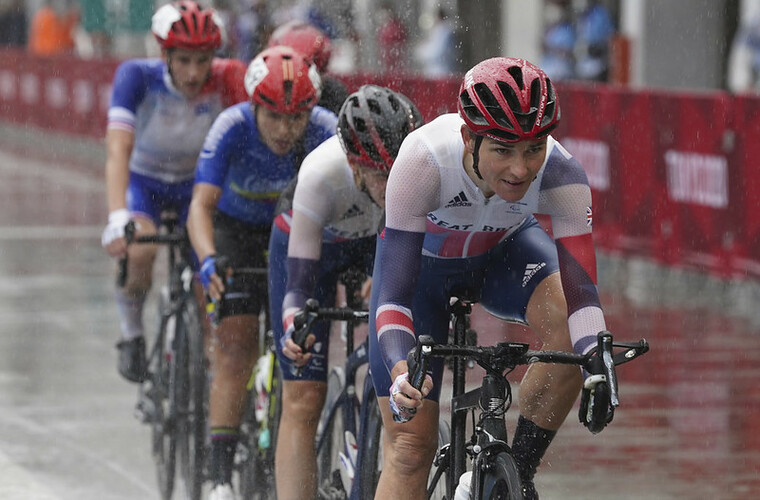 Sarah Storey and Crystal Lane-Wright racing in womens C4 5 road race in Tokyo